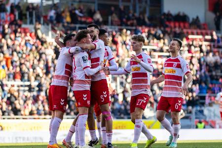 3. Liga: Regensburg übernimmt Tabellenführung - Dynamo patzt 3. Liga: Regensburg übernimmt Tabellenführung - Dynamo patzt