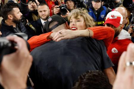 Travis Kelce steht im Super Bowl: Siegeskuss von Taylor Swift Travis Kelce steht im Super Bowl: Siegeskuss von Taylor Swift