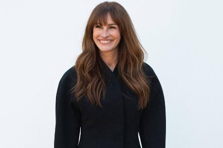 Julia Roberts ganz in Schwarz und mit Pony bei Fashionshow Julia Roberts ganz in Schwarz und mit Pony bei Fashionshow