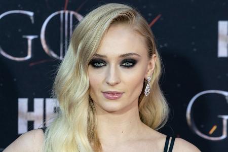 Sophie Turner mit angeblichem neuen Lover im Ski-Urlaub Sophie Turner mit angeblichem neuen Lover im Ski-Urlaub