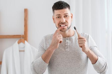 Mangelnde Mundhygiene: Die häufigsten Ursachen für Zahnfleischbluten Mangelnde Mundhygiene: Die häufigsten Ursachen für Zahnfleischbluten