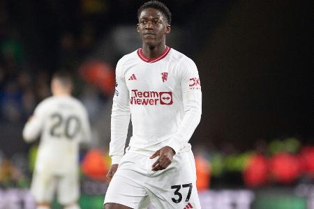 Manchester United macht nach Zittersieg Boden gut Manchester United macht nach Zittersieg Boden gut