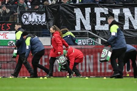 Wegen Tennisbällen: Auch Hannover gegen Rostock unterbrochen Wegen Tennisbällen: Auch Hannover gegen Rostock unterbrochen