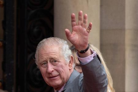 Erster Auftritt nach OP: König Charles zeigt sich bestens gelaunt Erster Auftritt nach OP: König Charles zeigt sich bestens gelaunt