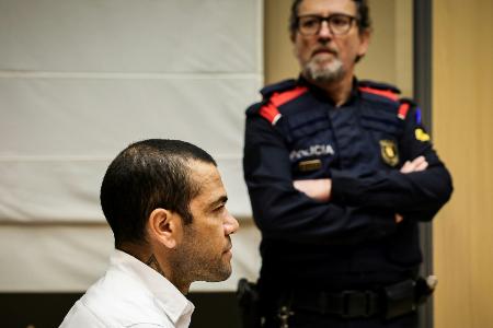 Vergewaltigungsprozess: Alves vor Gericht erschienen Vergewaltigungsprozess: Alves vor Gericht erschienen
