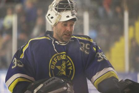 Fußball-Star Cech erneut Eishockey-Goalie in Belfast Fußball-Star Cech erneut Eishockey-Goalie in Belfast