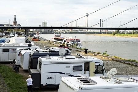 Stellplätze, Caravans, Wohnmobile, Rhein, Ufer