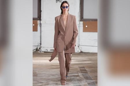 Office-Style mit Power: Büro-Looks der 90er Jahre sind zurück Office-Style mit Power: Büro-Looks der 90er Jahre sind zurück