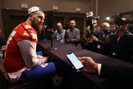 Weltweiter Hype: Swift-Freund Kelce genießt den Rummel Weltweiter Hype: Swift-Freund Kelce genießt den Rummel