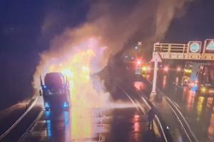 Brennender Lkw rast durch Rennsteigtunnel