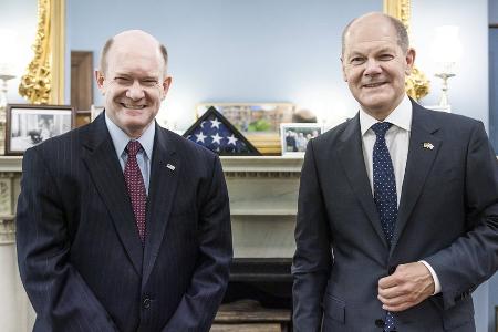 Bundeskanzler Olaf Scholz trifft auf seinen Doppelgänger Bundeskanzler Olaf Scholz trifft auf seinen Doppelgänger