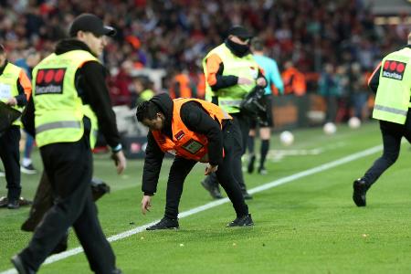 Proteste im Topspiel: Bayer gegen Bayern beginnt verspätet Proteste im Topspiel: Bayer gegen Bayern beginnt verspätet