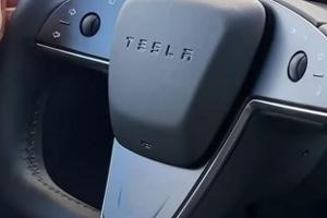 Tesla verlegt Hupknopf