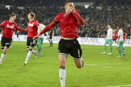 Tennisbälle und Aufstiegsträume: Hannover schlägt Fürth Tennisbälle und Aufstiegsträume: Hannover schlägt Fürth