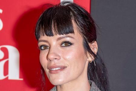 Rote Phase vorbei: Lily Allen kehrt zu dunklem Look zurück Rote Phase vorbei: Lily Allen kehrt zu dunklem Look zurück