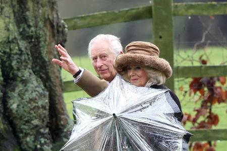 Bei Kirchenbesuch: Charles und Camilla trotzen dem Regen Bei Kirchenbesuch: Charles und Camilla trotzen dem Regen