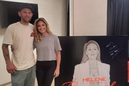 Helene Fischer versteigert signiertes Porträt für den guten Zweck Helene Fischer versteigert signiertes Porträt für den guten Zweck