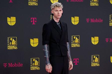 Machine Gun Kelly zeigt sich mit Blackout-Tattoo auf dem roten Teppich Machine Gun Kelly zeigt sich mit Blackout-Tattoo auf dem roten Teppich