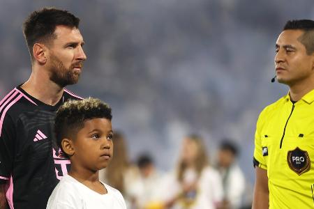 Kim Kardashians Sohn läuft mit Messi aufs Spielfeld Kim Kardashians Sohn läuft mit Messi aufs Spielfeld