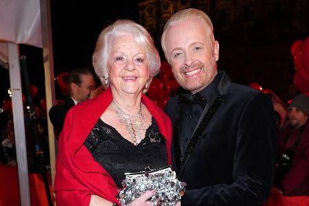 Gemeinsames Backbuch: Ross Antony ist mit Mama Vivien auf Promo-Tour Gemeinsames Backbuch: Ross Antony ist mit Mama Vivien auf Promo-Tour