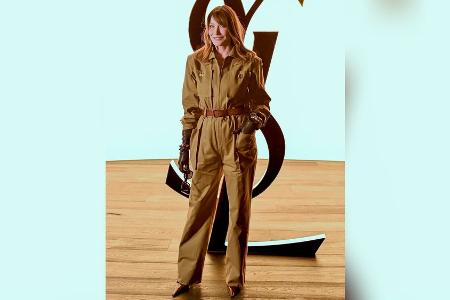 Carla Bruni besucht YSL-Show in khakifarbenem Overall