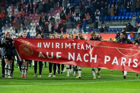 Bier, Tanz, Schlagerhits: DFB-Frauen feiern Olympia-Party Bier, Tanz, Schlagerhits: DFB-Frauen feiern Olympia-Party