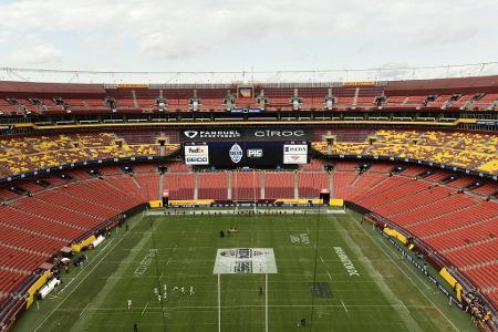 Ehemalig FedEx Field (Washington Commanders) - Die 1997 eröffnete Spielstätte des Hauptstadtklubs sieht sich häufig Kritik ausgesetzt. Probleme wie die schlechte Verkehrsanbindung oder eine mäßige Rasen-Qualität werden der 62.000 Fans fassenden Arena attestiert. Im Februar 2024 zog sich Namensgeber 'FedEx' offiziell als Namensgeber für das Stadion in Prince George's County in Landover/Maryland zurück.