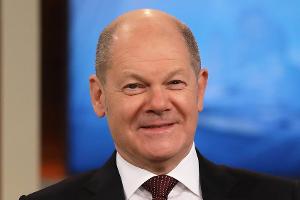 "3nach9": Olaf Scholz kommt zu Judith Rakers und Giovanni di Lorenzo
