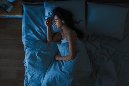 Schlafen Männer besser als Frauen? Schlafmythen im Check Schlafen Männer besser als Frauen? Schlafmythen im Check