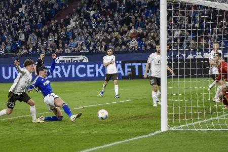 Schalke mit Befreiungsschlag gegen Spitzenreiter St. Pauli Schalke mit Befreiungsschlag gegen Spitzenreiter St. Pauli