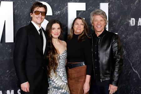 Millie Bobby Brown mit Verlobtem und Jon Bon Jovi auf rotem Teppich Millie Bobby Brown mit Verlobtem und Jon Bon Jovi auf rotem Teppich