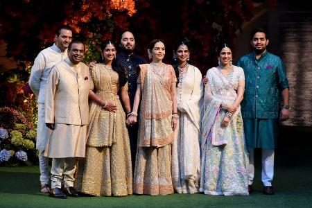 Mukesh Ambani: Mit seiner Familie feiern Rihanna, Trump und Zuckerberg Mukesh Ambani: Mit seiner Familie feiern Rihanna, Trump und Zuckerberg