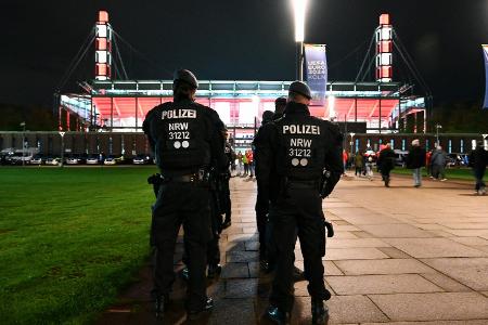 Ausschreitungen nach Derby in Köln - Ordner schwer verletzt Ausschreitungen nach Derby in Köln - Ordner schwer verletzt