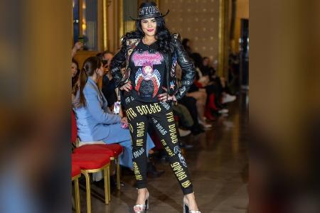 Iris Klein zeigt sich selbstbewusst auf der Fashion Week in Paris Iris Klein zeigt sich selbstbewusst auf der Fashion Week in Paris