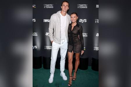 Diese Beine! Sophia Thomalla zieht im Mini-Kleid die Blicke auf sich Diese Beine! Sophia Thomalla zieht im Mini-Kleid die Blicke auf sich
