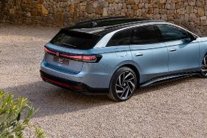 Elektro-Kombi deutlich günstiger als Limousine