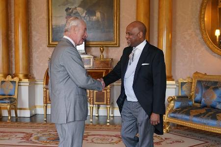 König Charles III. empfängt jamaikanischen Diplomaten König Charles III. empfängt jamaikanischen Diplomaten