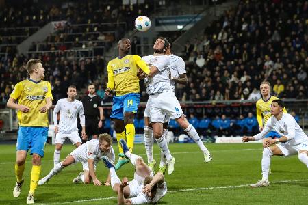 Rostock schlägt Braunschweig im Kellerduell Rostock schlägt Braunschweig im Kellerduell