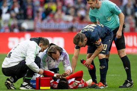 FC Bayern: Davies nach Schlag ins Gesicht zum Zahnarzt FC Bayern: Davies nach Schlag ins Gesicht zum Zahnarzt