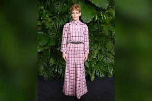 Vor-Oscar-Party von Chanel: Sandra Hüller im pinken Karo-Ensemble