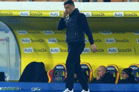 Trainer von Lecce gibt gegnerischem Stürmer Kopfstoß Trainer von Lecce gibt gegnerischem Stürmer Kopfstoß