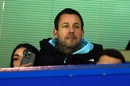 Bei Chelsea: Darum besuchte US-Star Adam Sandler Premier-League-Spiel Bei Chelsea: Darum besuchte US-Star Adam Sandler Premier-League-Spiel