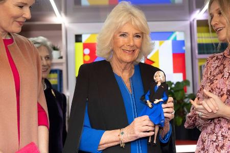 Königin Camilla wird mit eigener Barbie-Puppe überrascht Königin Camilla wird mit eigener Barbie-Puppe überrascht