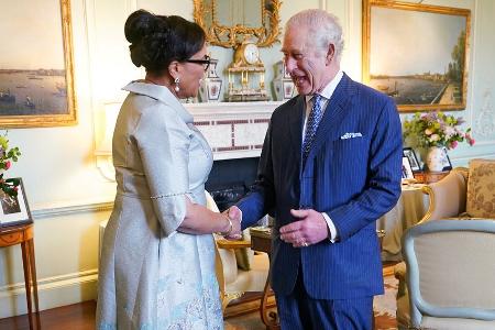 Neue Fotos aus dem Palast: König Charles III. ist bester Laune Neue Fotos aus dem Palast: König Charles III. ist bester Laune