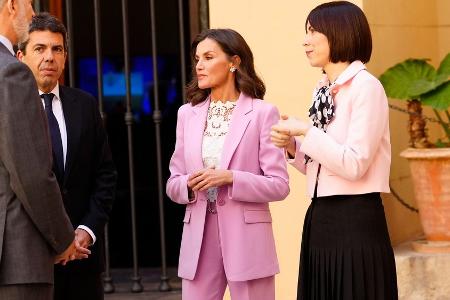 Königin Letizia begeistert im recycelten pinken Anzug Königin Letizia begeistert im recycelten pinken Anzug