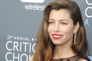Jessica Biel spricht mit ihren Söhnen offen über ihre Menstruation