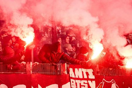 Pyro beim Niedersachsenderby: Geldstrafe für Hannover 96 Pyro beim Niedersachsenderby: Geldstrafe für Hannover 96