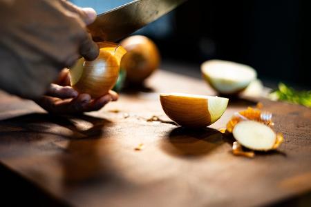Zwiebelschalen nicht wegwerfen: So kann man sie weiter nutzen