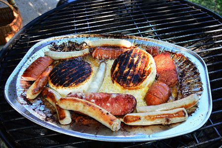 Aluschale mit Grillfleisch