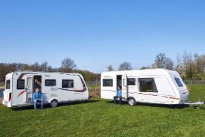 Günstige Einsteiger-Caravans mit Queensbett im Vergleich